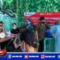 Petugas Polsek Asemrowo saat melakukan giat vaksinasi terhadap warga nelayan Sontoh Laut.