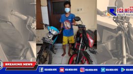 Pelaku curanmor inisial MA beserta barang buktinya diamankan di Mapolsek Kenjeran, Surabaya.