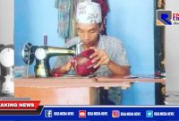 Heru Purwanto, salah satu pengrajin kopiah batik di Sampang.