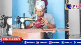 Heru Purwanto, salah satu pengrajin kopiah batik di Sampang.