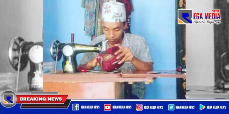 Heru Purwanto, salah satu pengrajin kopiah batik di Sampang.