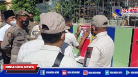 Satpol PP saat melakukan penyegelan bangunan didepan Apotek, Jl. Pahlawan, Dalpenang, Sampang.