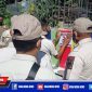 Satpol PP saat melakukan penyegelan bangunan didepan Apotek, Jl. Pahlawan, Dalpenang, Sampang.
