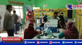 Kapolsek Semampir (Kompol Aryanto Agus) pantau langsung kegiatan vaksinasi di Sidotopo, Surabaya.