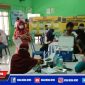 Kapolsek Semampir (Kompol Aryanto Agus) pantau langsung kegiatan vaksinasi di Sidotopo, Surabaya.