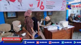 Nakes Puskesmas Robatal Sampang saat memberikan pelayanan suntik vaksin.