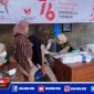 Nakes Puskesmas Robatal Sampang saat memberikan pelayanan suntik vaksin.