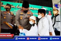 Kapolres Pelabuhan Tanjung Perak (AKBP Anton Elfrino Trisanto) saat memberikan santunan kepada anak yatim.