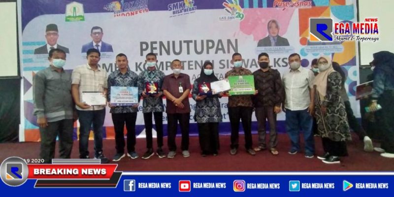 Pose bersama segenap guru SMKN 1 Gandapura usai acara penutupan LKS.
