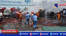 Petugas pemadam kebakaran saat memadamkan api ledakan truk LPG.
