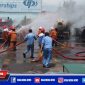 Petugas pemadam kebakaran saat memadamkan api ledakan truk LPG.