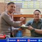 AKP. Firman Widyaputra LS (kiri) dan AKP. Fattah Meilana (Kanan) saat pisah sambut di Mapolsek Robatal.