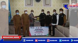 Bupati Aceh Selatan (Tgk Amran) menyerahkan donasi kepada rakyat Palestina secara simbolis kepada perwakilan Subulussalam.