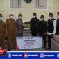 Bupati Aceh Selatan (Tgk Amran) menyerahkan donasi kepada rakyat Palestina secara simbolis kepada perwakilan Subulussalam.