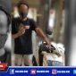 Tersangka MF dan barang bukti hasil curiannya saat diamankan di Mapolsek Kenjeran, Surabaya.