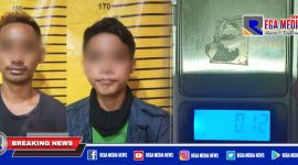 Dua pemuda dan barang buktinya diamankan di Mapolsek Tambaksari, Surabaya.