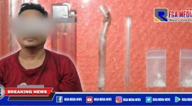 Tersangka S dan barang bukti sabu-sabu lengkap seperangkat alat hisab diamankan di Mapolsek Semampir.