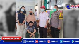 Anggota Bhabinkamtibmas Polsek Sukolilo (kanan) saat monitoring vaksinasi di SD Medokan Semampir, Surabaya.