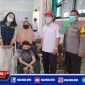 Anggota Bhabinkamtibmas Polsek Sukolilo (kanan) saat monitoring vaksinasi di SD Medokan Semampir, Surabaya.