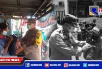 Kapolsek Asemrowo (Kompol Hari Kuriniawan) saat membagikan sembako ke sejumlah tukang becak.