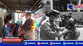 Kapolsek Asemrowo (Kompol Hari Kuriniawan) saat membagikan sembako ke sejumlah tukang becak.