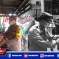 Kapolsek Asemrowo (Kompol Hari Kuriniawan) saat membagikan sembako ke sejumlah tukang becak.
