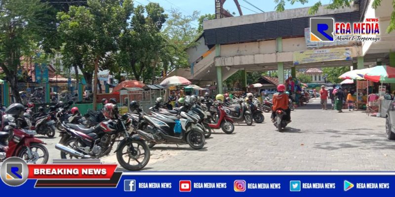Area parkir kendaraan sepeda motor Pasar Srimangunan, Sampang.
