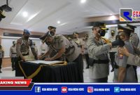 Kapolres Pelabuhan Tanjung Perak (AKBP Anton Elfrino Trisanto) saat pimpin apel sertijab sejumlah perwira yang dimutasi.