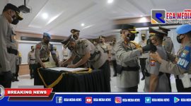 Kapolres Pelabuhan Tanjung Perak (AKBP Anton Elfrino Trisanto) saat pimpin apel sertijab sejumlah perwira yang dimutasi.