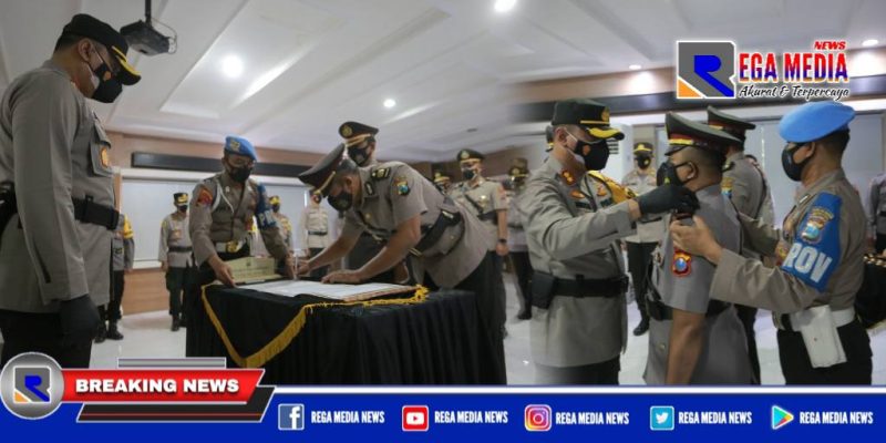 Kapolres Pelabuhan Tanjung Perak (AKBP Anton Elfrino Trisanto) saat pimpin apel sertijab sejumlah perwira yang dimutasi.