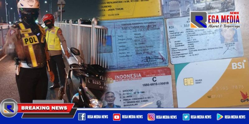 Petugas kepolisian saat berada di lokasi kejadian dan ditemukan surat identitas.