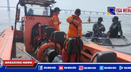 Tim SAR gabungan saat melakukan pencarian di perairan laut Suramadu.