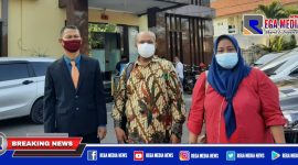 Korban KDRT oknum anggota DPRD Jatim, didampingi kuasa hukumnya saat memenuhi panggilan penyidik Polda Jatim.