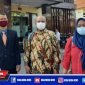 Korban KDRT oknum anggota DPRD Jatim, didampingi kuasa hukumnya saat memenuhi panggilan penyidik Polda Jatim.