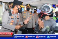Kapolda Jatim (Irjen Pol Nico Afinta) saat menyapa warga yang hendak mengikuti vaksinasi Drive Thru.