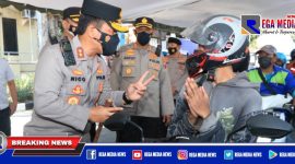 Kapolda Jatim (Irjen Pol Nico Afinta) saat menyapa warga yang hendak mengikuti vaksinasi Drive Thru.