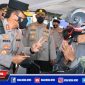 Kapolda Jatim (Irjen Pol Nico Afinta) saat menyapa warga yang hendak mengikuti vaksinasi Drive Thru.