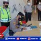 Kapolsek Mulyorejo (AKP Ardi Purboyo) saat mengecek Posko PPKM Galaxy Mall Surabaya.