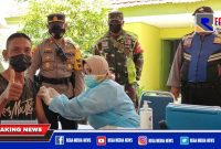Kapolsek Mulyorejo (AKP Ardi Purboyo) saat meninjau langsung vaksinasi massal di wilayahnya.