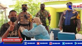 Kapolsek Mulyorejo (AKP Ardi Purboyo) saat meninjau langsung vaksinasi massal di wilayahnya.