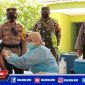 Kapolsek Mulyorejo (AKP Ardi Purboyo) saat meninjau langsung vaksinasi massal di wilayahnya.