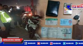 Tampak petugas kepolisian mendatangi lokasi kejadian dan ditemukan sepeda motor dan barang milik korban.