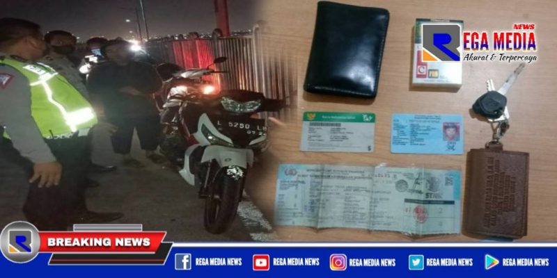 Tampak petugas kepolisian mendatangi lokasi kejadian dan ditemukan sepeda motor dan barang milik korban.
