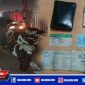 Tampak petugas kepolisian mendatangi lokasi kejadian dan ditemukan sepeda motor dan barang milik korban.