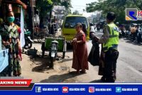 Anggota Polsek Semampir saat membagikan nasi bungkus gratis kepada warga.