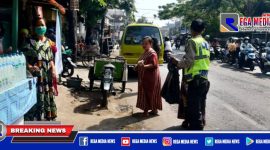 Anggota Polsek Semampir saat membagikan nasi bungkus gratis kepada warga.