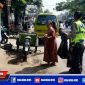 Anggota Polsek Semampir saat membagikan nasi bungkus gratis kepada warga.