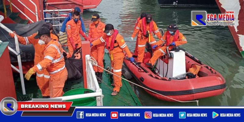 Tim SAR saat mengevakuasi jasad korban Mastoki.