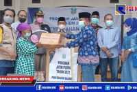 Kades Gunung Rancak saat menyerahkan bantuan berupa kulkas dan beberapa peralatan usaha kepada warga penerima.