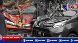 Kondisi mobil tampak ringsek dibagian depan.